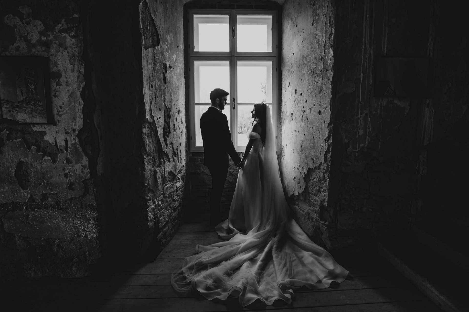 O imagine eternă a iubirii: Doi miri îndrăgostiți, capturați într-o fotografie alb-negru, exprimând tandrețe și complicitate într-o călătorie de viață împreună.